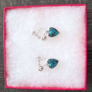 Uncas Silvertone Heart Screwback Earrings